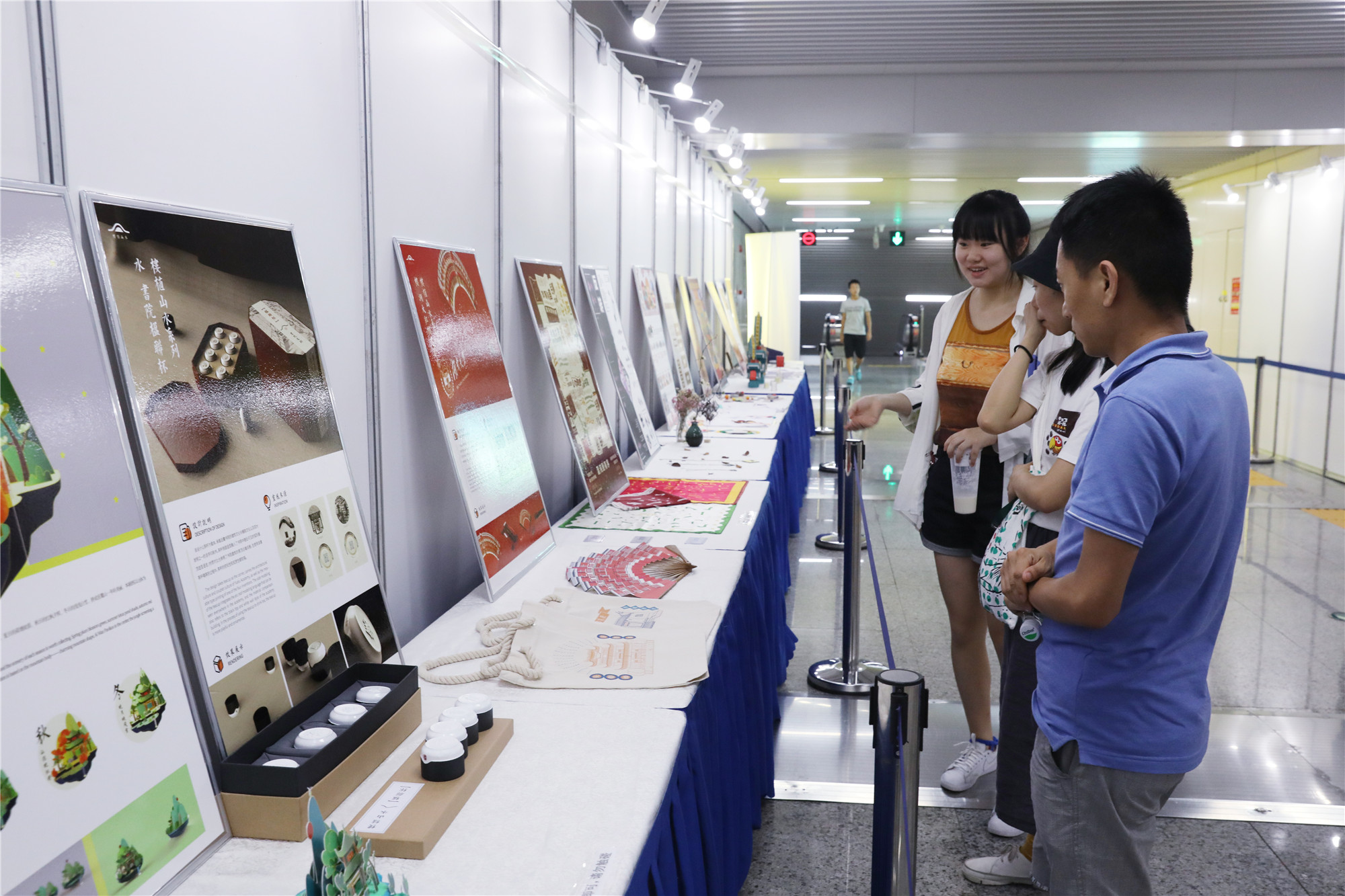 路人观看 IMG_9836副本.jpg