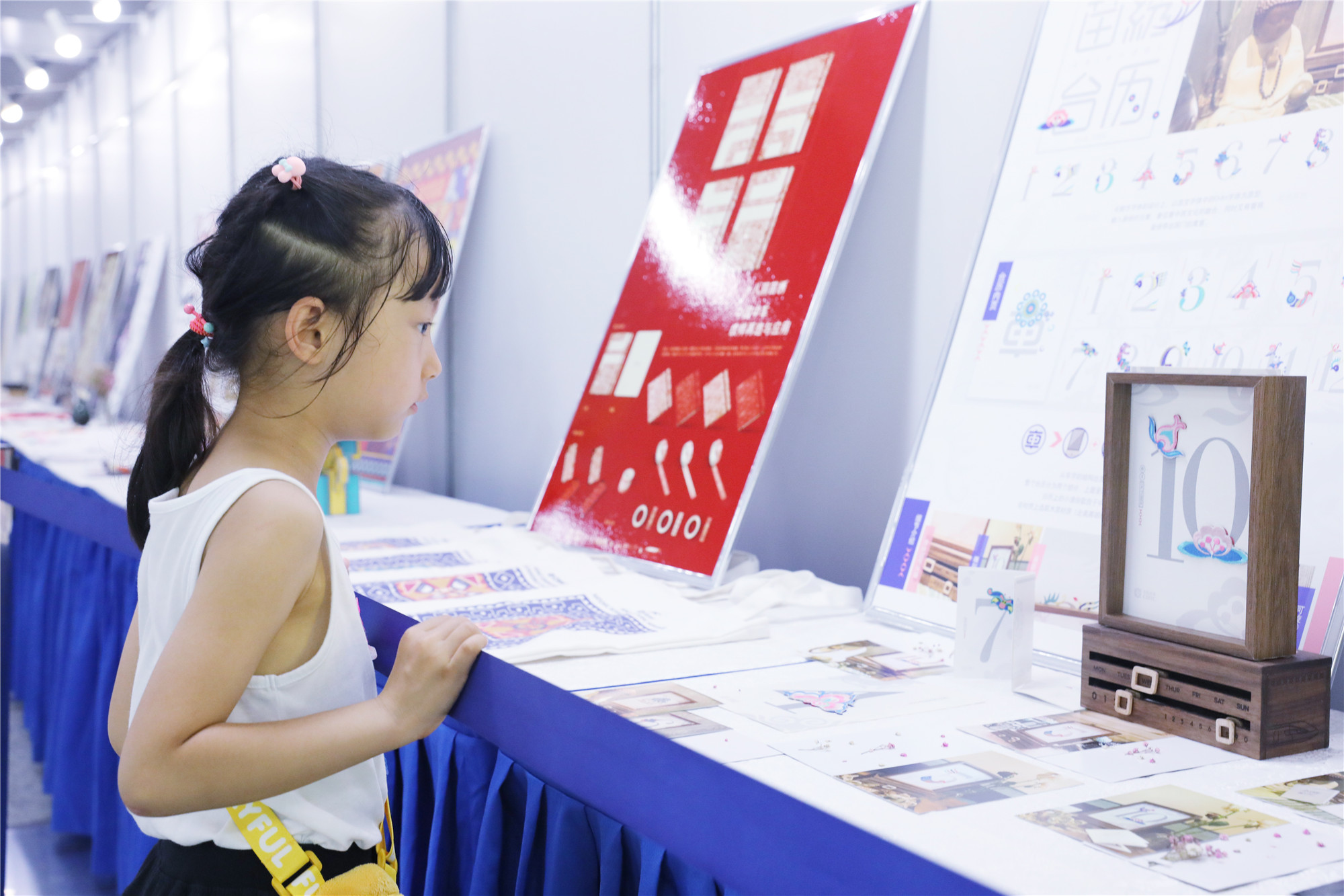 路人观看 IMG_9764副本.jpg