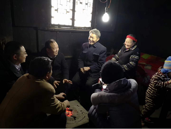 湖南大学党委宣传部(新闻办公室)地址中心深入虎形山瑶族乡白水洞村走访慰问贫困群众215.png