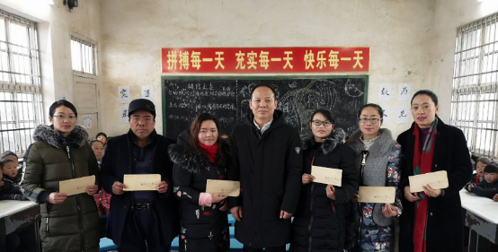 湖南大学党委宣传部(新闻办公室)地址中心深入虎形山瑶族乡白水洞村走访慰问贫困群众390.png