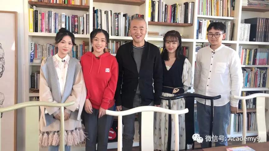 2湖南大学党委宣传部(新闻办公室)地址中心设计艺术学院四位同学与设计师韩家英老师合影.jpg
