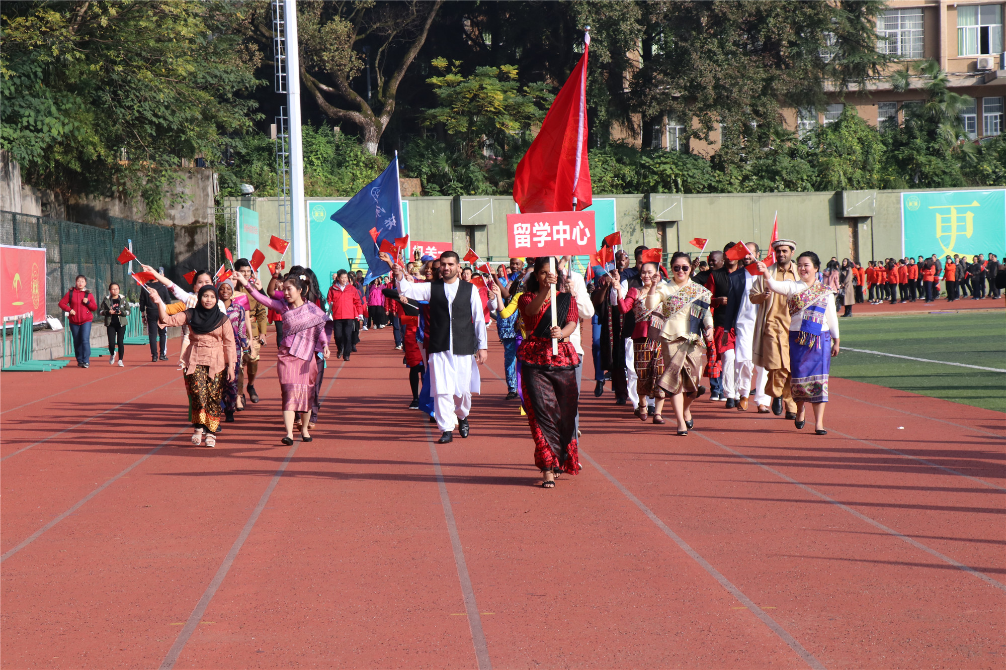 5 运动会上留学中心方队_副本.jpg